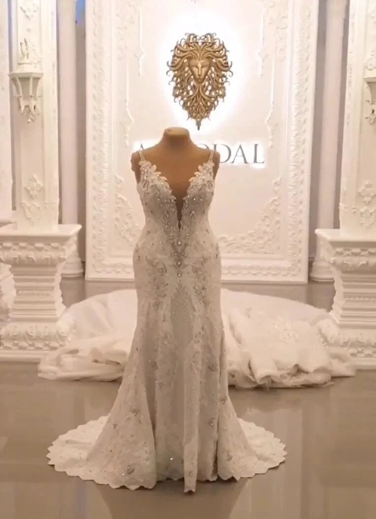 Classy Long Sweetheart Spaghetti Straps Appliques Lace Crystal Backless Wedding Dress (ZD15136)