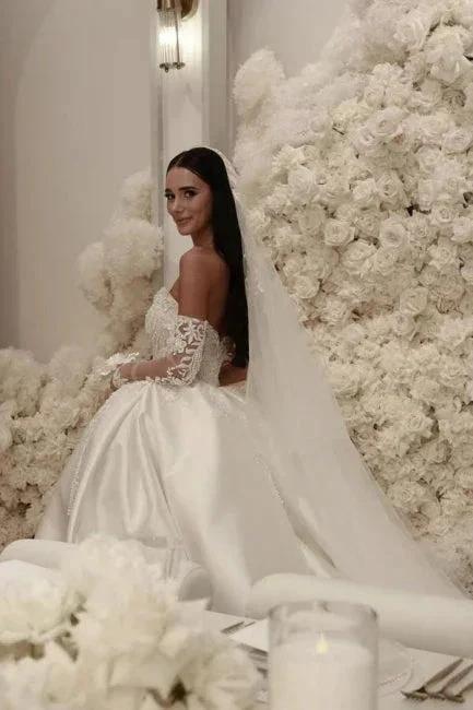Elegant A-Line Tulle Scoop Sleeveless White Wedding Dress With Appliques (ZD16618)