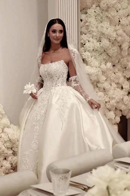 Elegant A-Line Tulle Scoop Sleeveless White Wedding Dress With Appliques (ZD16618)
