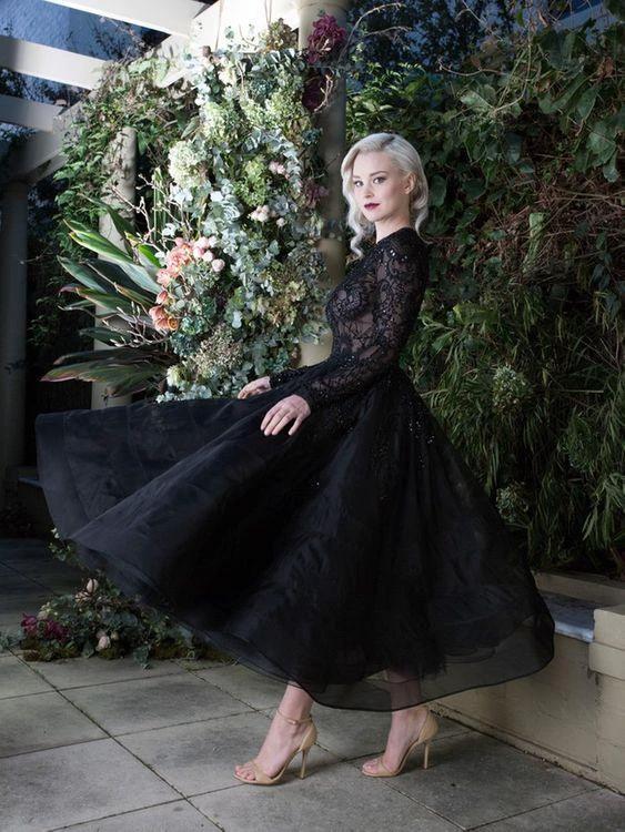 Elegant Black Bateau Appliques Lace Short Wedding Dress with Sleeves (ZD15123)