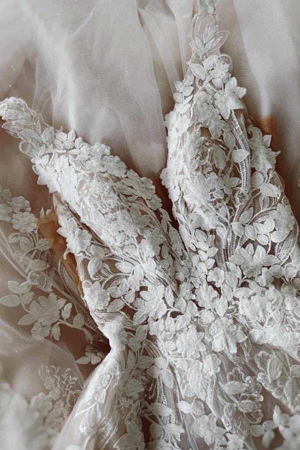 Elegant Floor length ivory lace princess wedding dress (ZD16730)