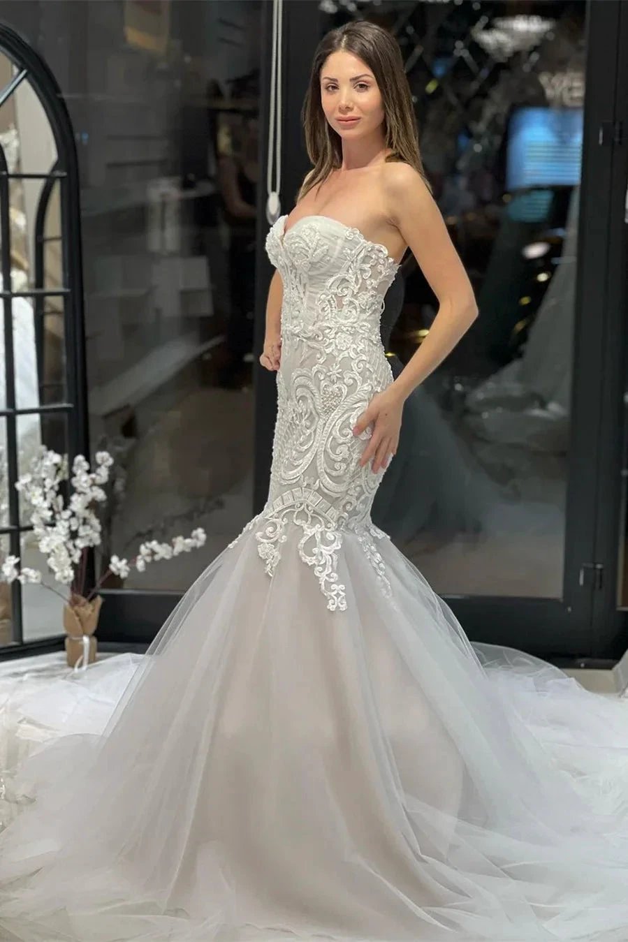 Elegant Floor Length Sweetheart Sleeveless Mermaid Lace Wedding Dress with Appliques (ZD14790) - VelvetHem