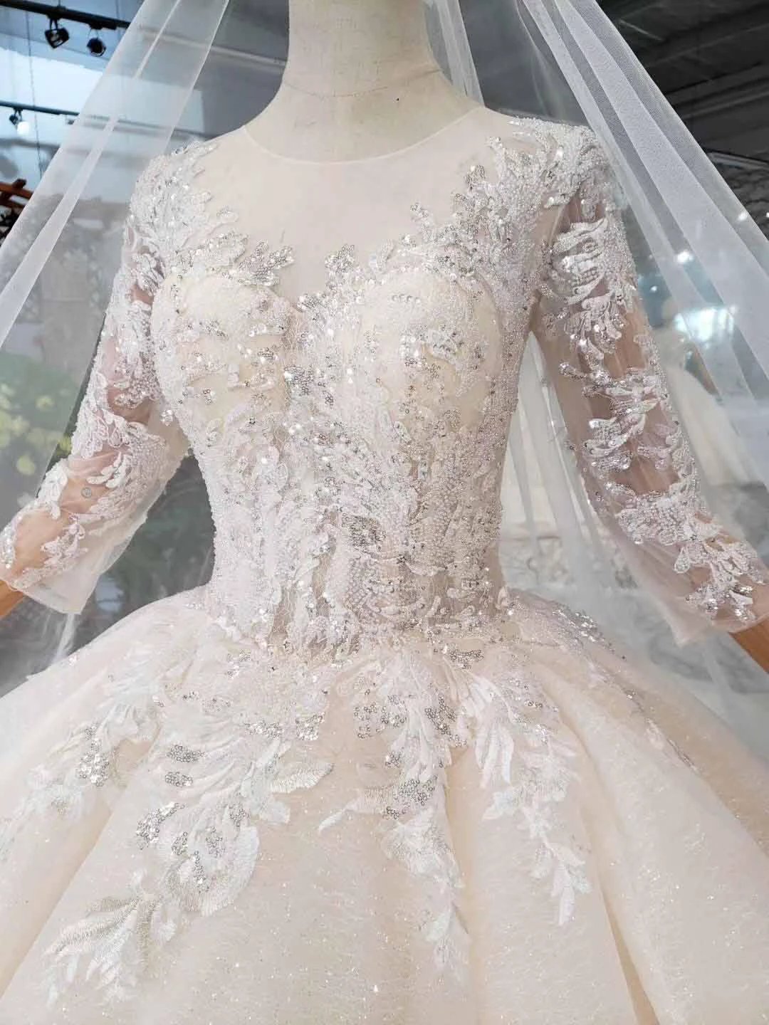 Elegant Half Sleeves Ball Gown Lace Layer Wedding Dress (ZD15353)