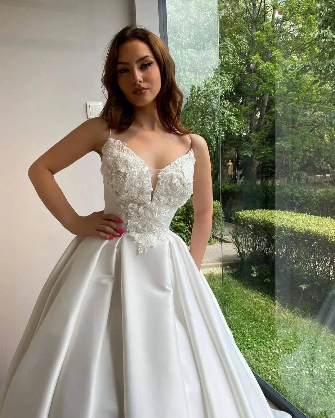 Elegant Long Ball Gowns Sweetheart Spaghetti Straps Satin Wedding Dress (ZD15164)