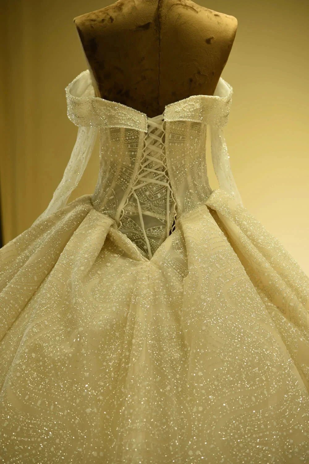 Elegant Long Sleeve Sweetheart Lace-up Ivory Tulle Ball Gown Wedding Dress (ZD14772) - View 3 | VelvetHem
