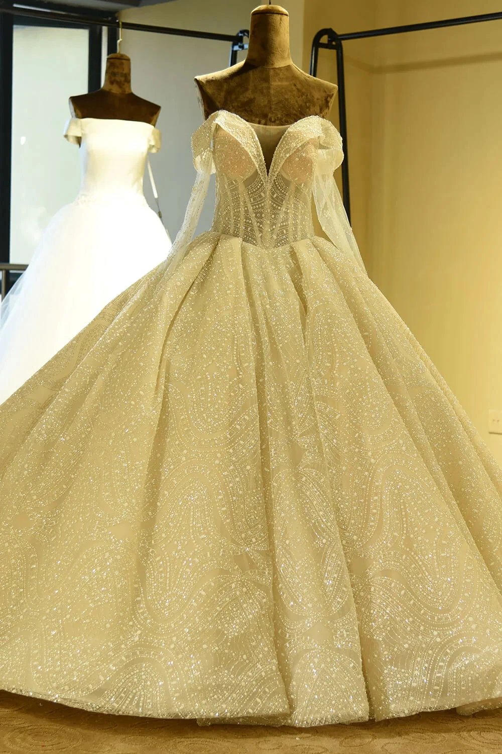 Elegant Long Sleeve Sweetheart Lace-up Ivory Tulle Ball Gown Wedding Dress (ZD14772) - VelvetHem