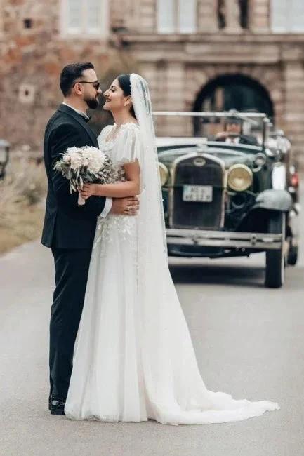 Elegant Long White A-line Square Neck Tulle Lace Wedding Dress with Short Sleeves (ZD16628)