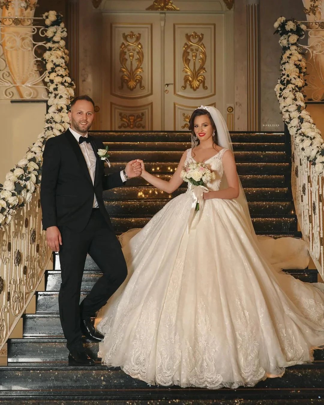 Glamorous Long Ball Gown V-neck Tulle Wedding Dress with Lace Appliques (ZD15168)