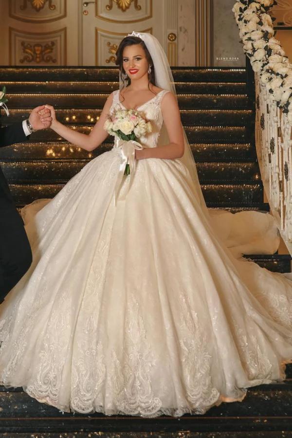 Glamorous Long Ball Gown V-neck Tulle Wedding Dress with Lace Appliques (ZD15168)