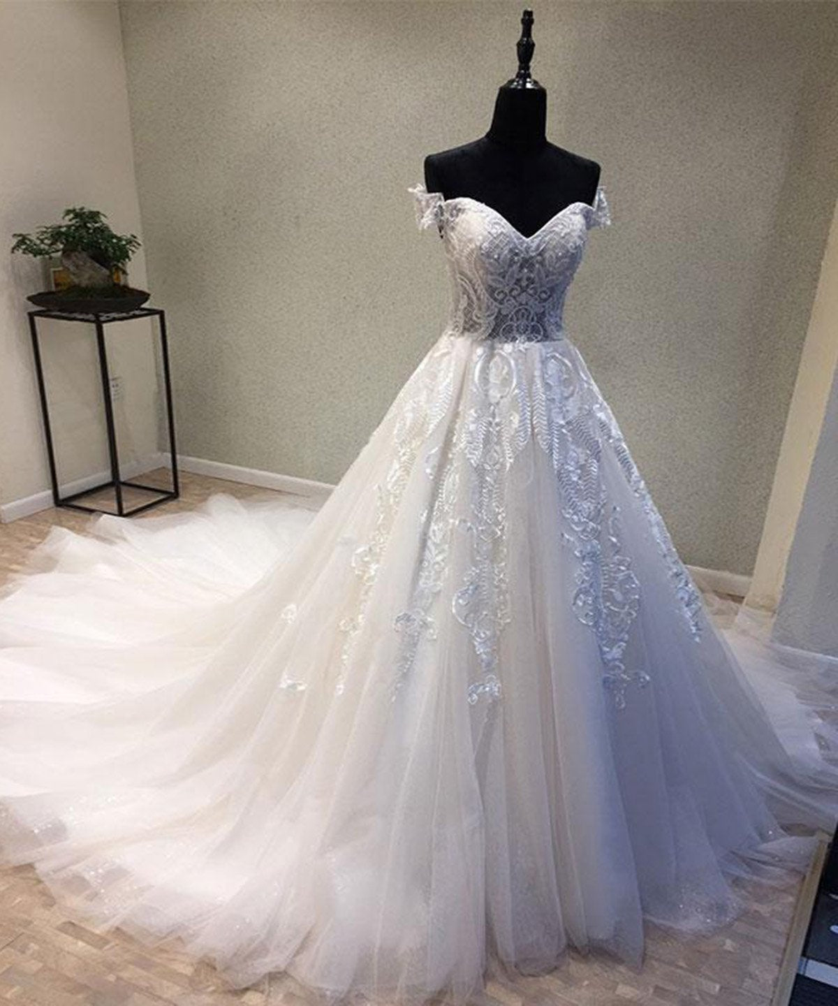 Glamorous Sweetheart Sleeveless Wedding Dress Off Shoulder Sweep Train Bridal Gowns On Sale (ZD17448)