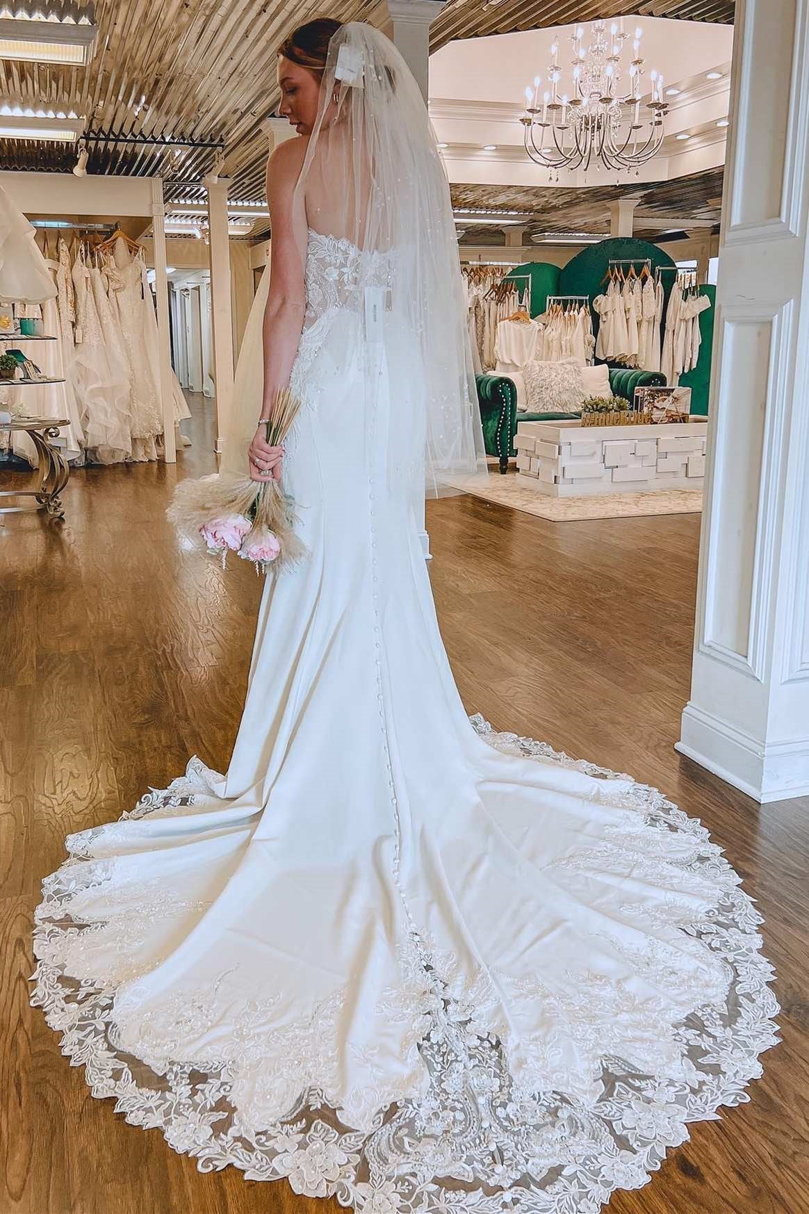 Glamorous Sweetheart Strapless Satin Mermaid Wedding Dresses Sleeveless Open Back With Appliques Lace