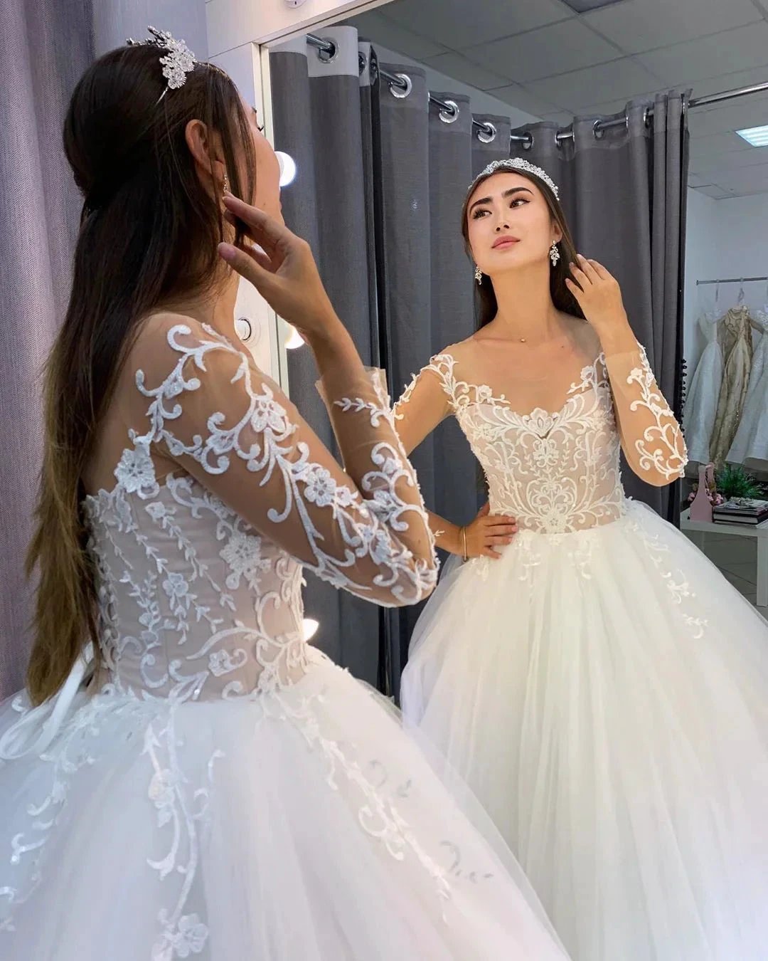 Gorgeous Long A-line Tulle Lace Wedding Dress with Sleeves (ZD15116)