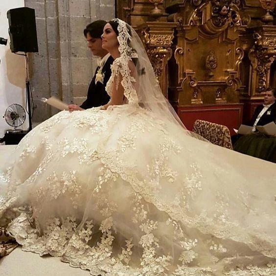 Gorgeous Long Princess Bateau Appliques Lace Backless Ruffles Wedding Dress with Sleeves (ZD15138)
