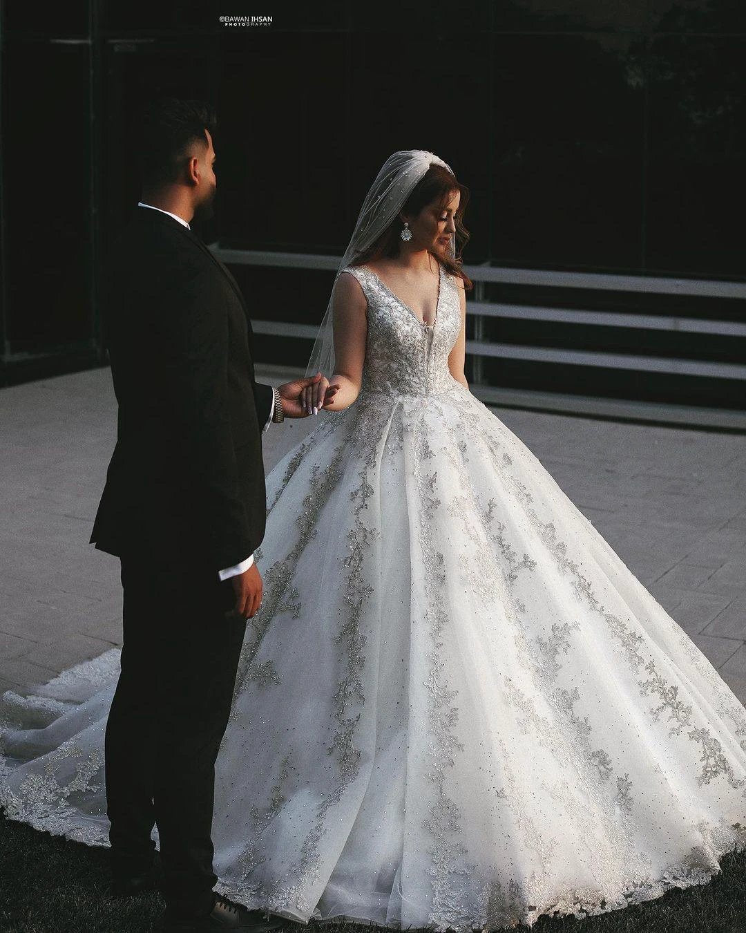 Gorgeous Long Princess V-neck Tulle Lace Appliques Wedding Dress (ZD15038)