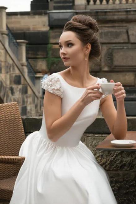 High neck White Knee-length Short Homecoming Dress for summer time