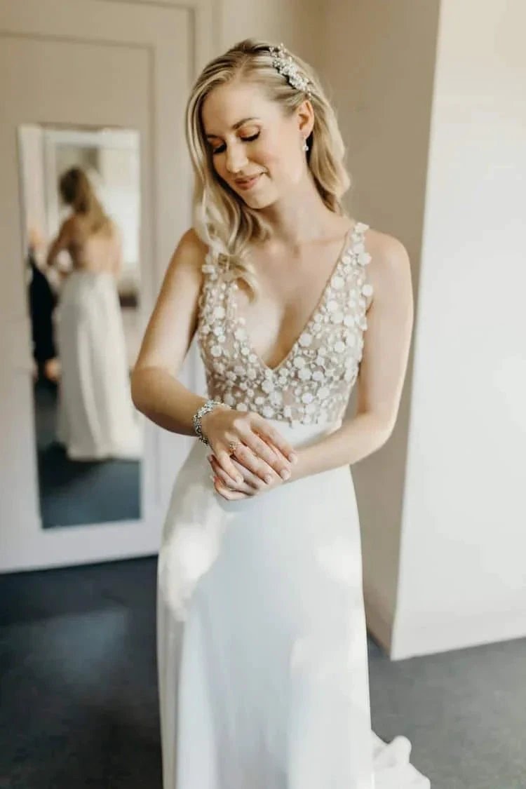 Illusion V-Neck A-line Beach Wedding Dress Chaple Train Sheath Bridal Gown (ZD15330)