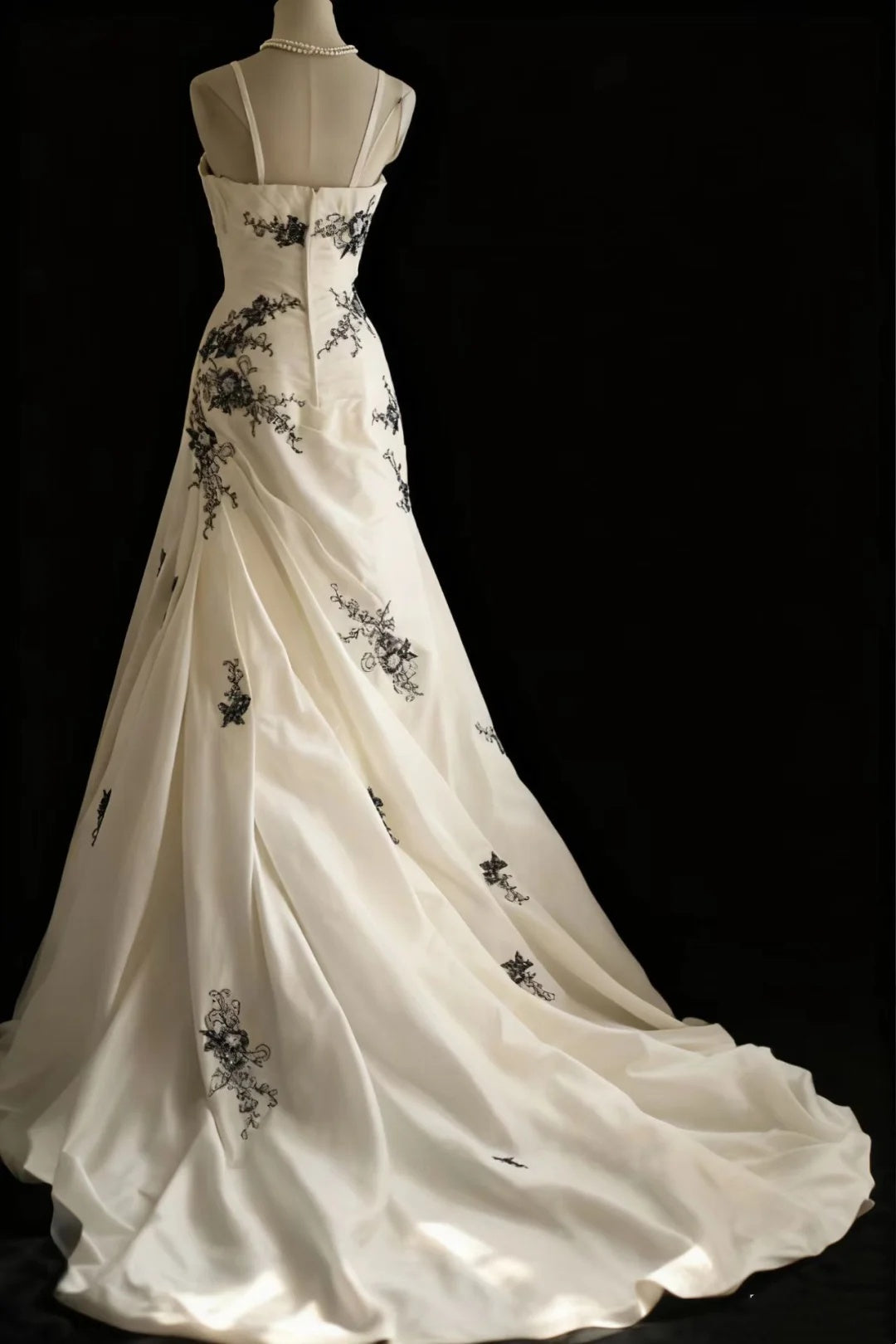Spaghetti Straps White Wedding Dress With Black Applique Elegant Bridal Gown J8727