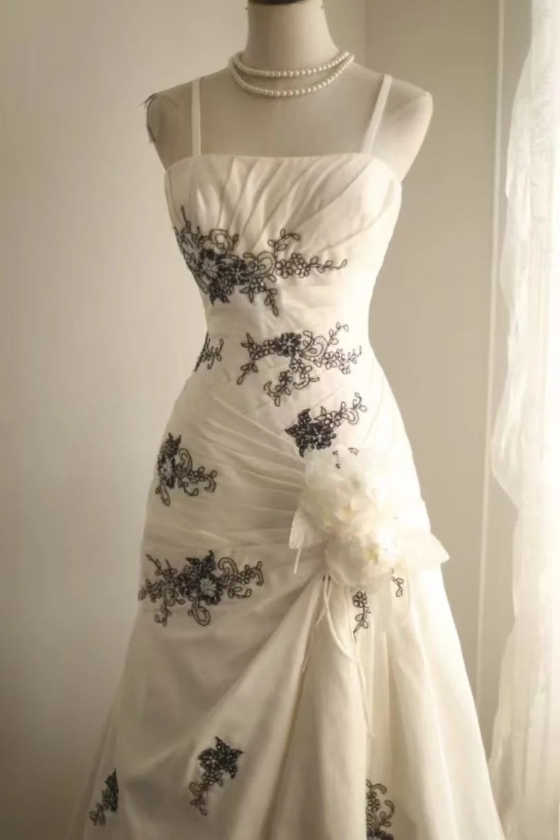 Spaghetti Straps White Wedding Dress With Black Applique Elegant Bridal Gown J8727
