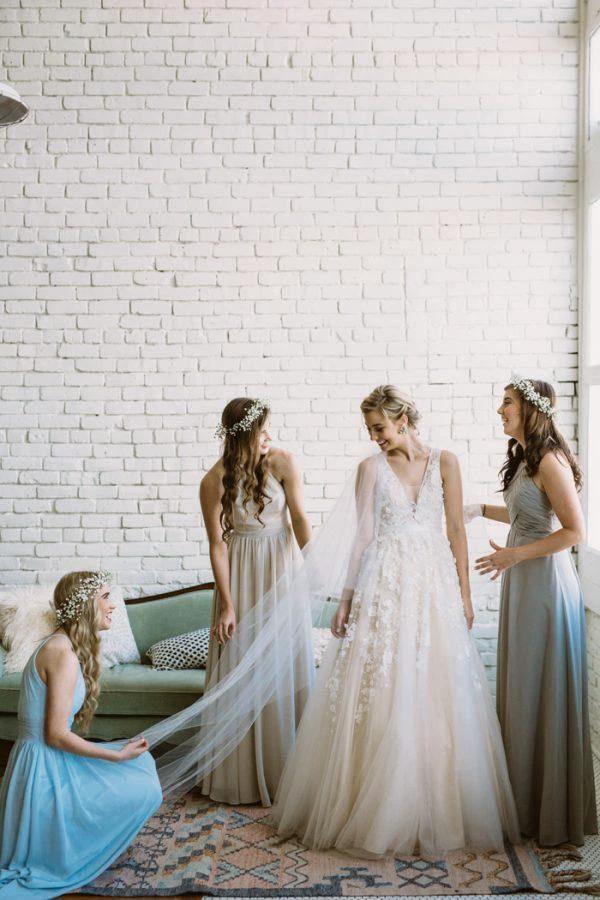 Lace Applique Ivory Wedding Dresses V Neck Beach Wedding Dress (ZD15401)