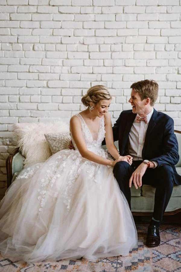 Lace Applique Ivory Wedding Dresses V Neck Beach Wedding Dress (ZD15401)
