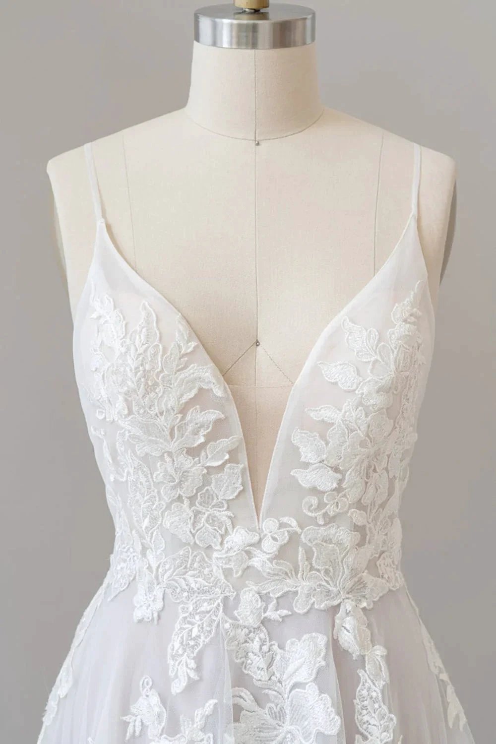 Long A-line Spaghetti Strap Lace Appliques Tulle Backless Wedding Dress (ZD14429)