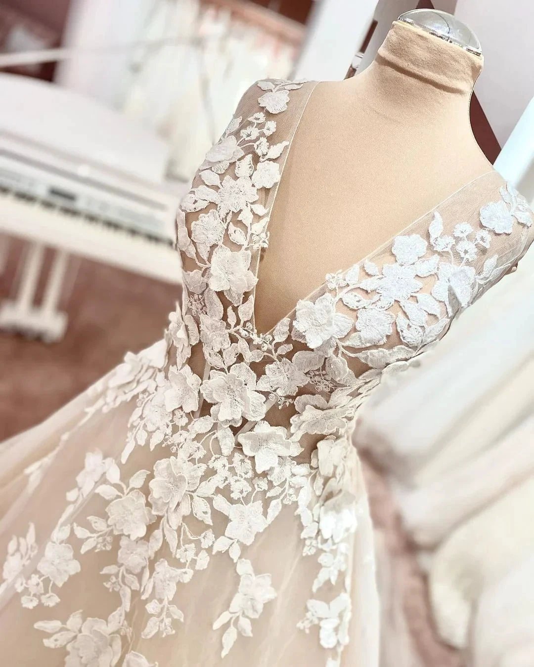 Long A-Line V-neck Wide Straps Backless Appliques Lace Tulle Wedding Dress (ZD15082)