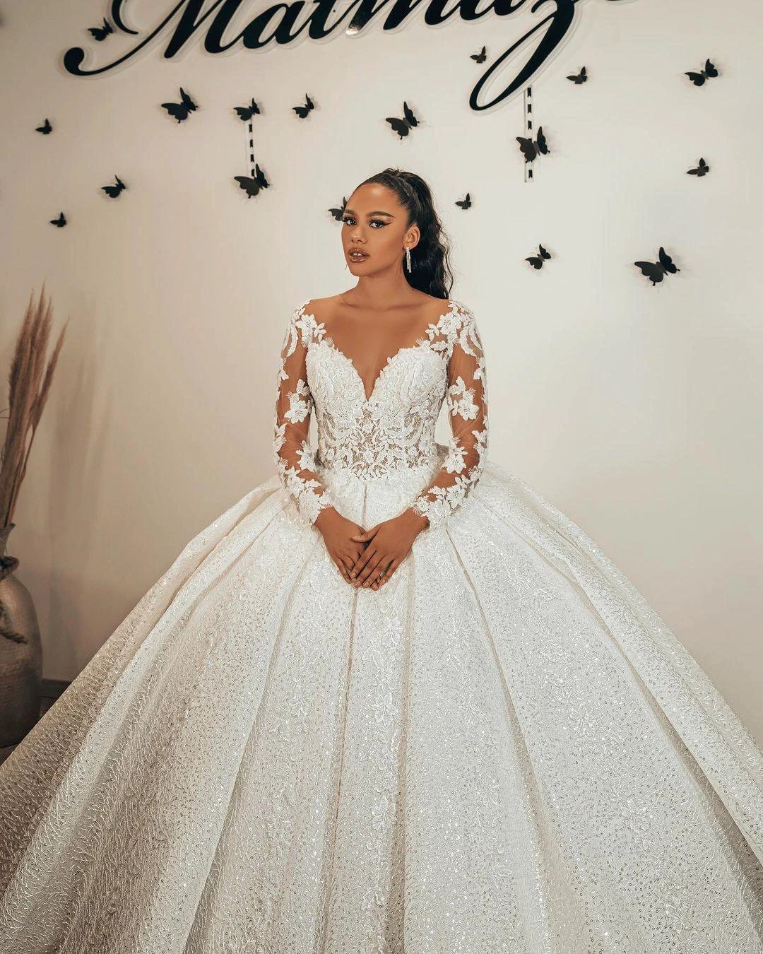 Long Ball Gown Sweetheart Appliques Lace Sequins Ruffles Wedding Dress with Sleeves (ZD15078)