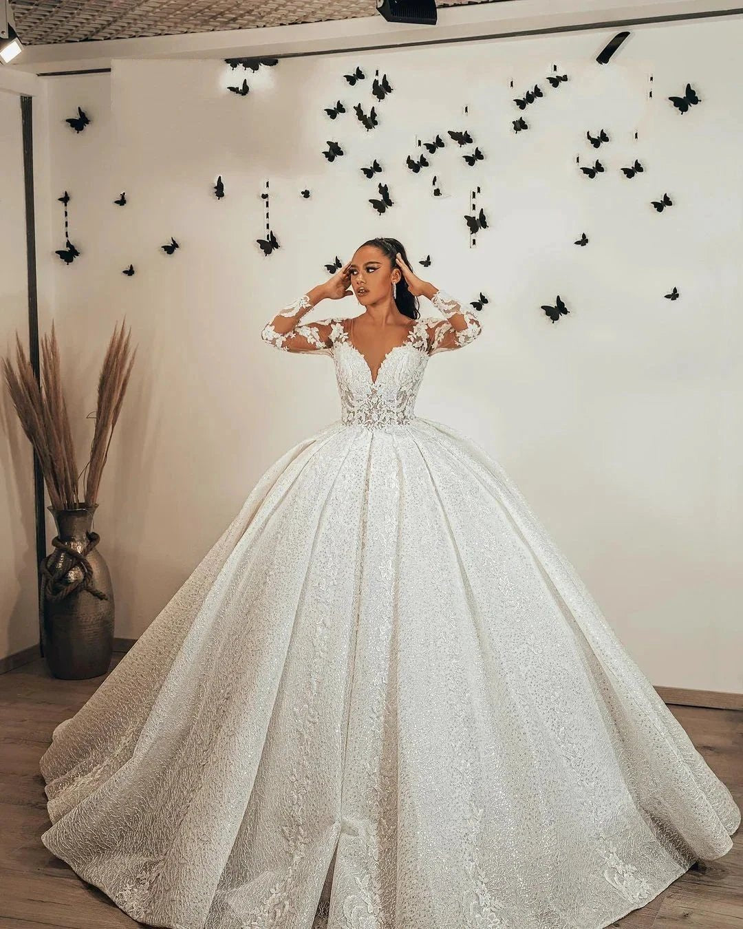 Long Ball Gown Sweetheart Appliques Lace Sequins Ruffles Wedding Dress with Sleeves (ZD15078)