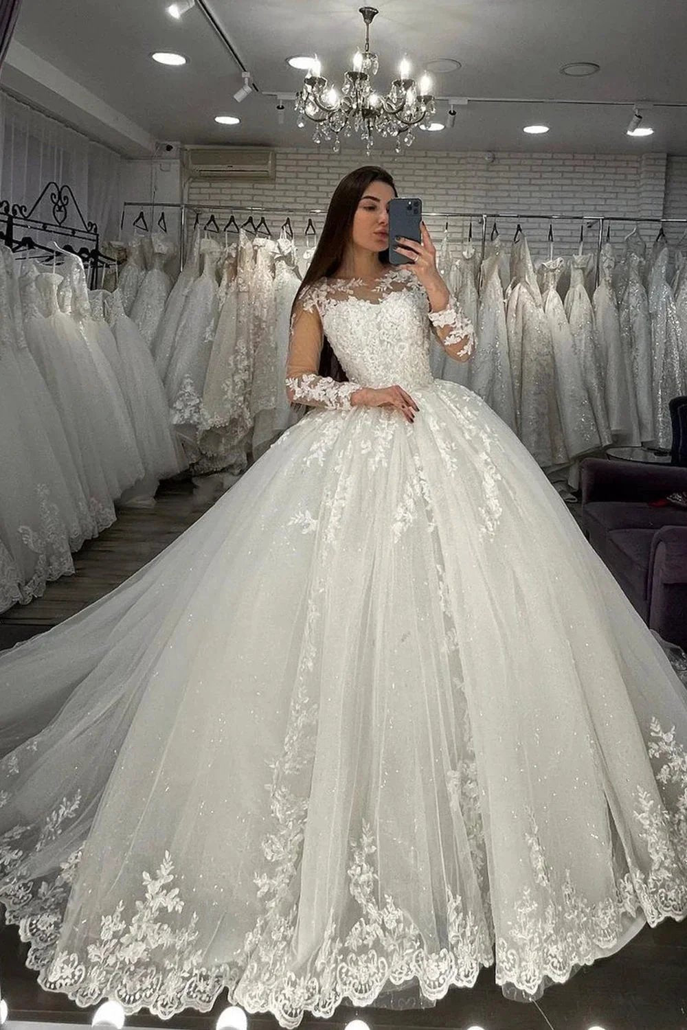 Long Ball Gown Sweetheart Appliques Lace Tulle Wedding Dress with Sleeves (ZD15993)