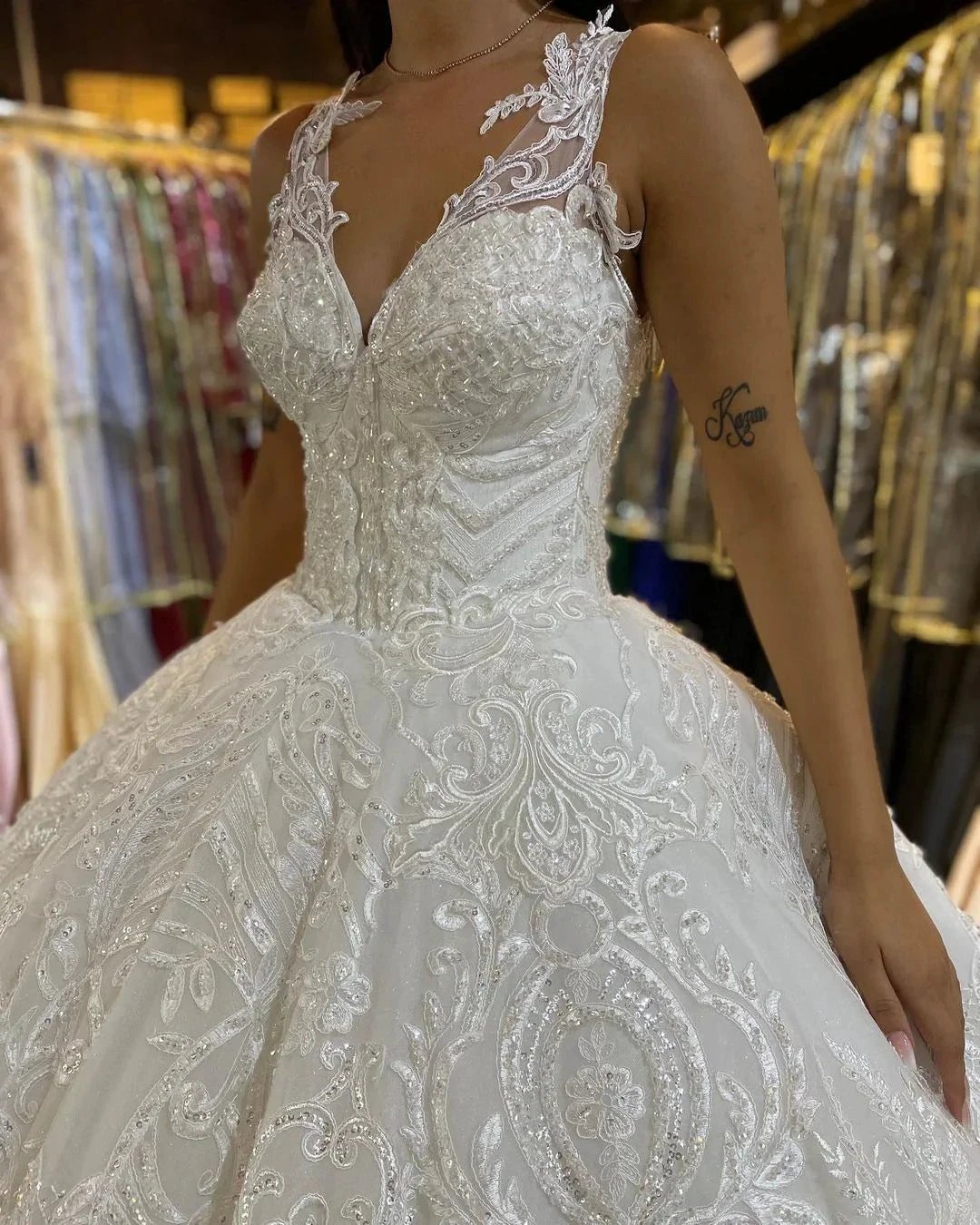 Long Princess V-neck Appliques Lace Backless Wedding Dress (ZD15062)