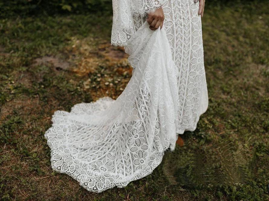Long Sleeve Lace Wedding Dresses Lace Up Back Beach Wedding Dress (ZD16358)