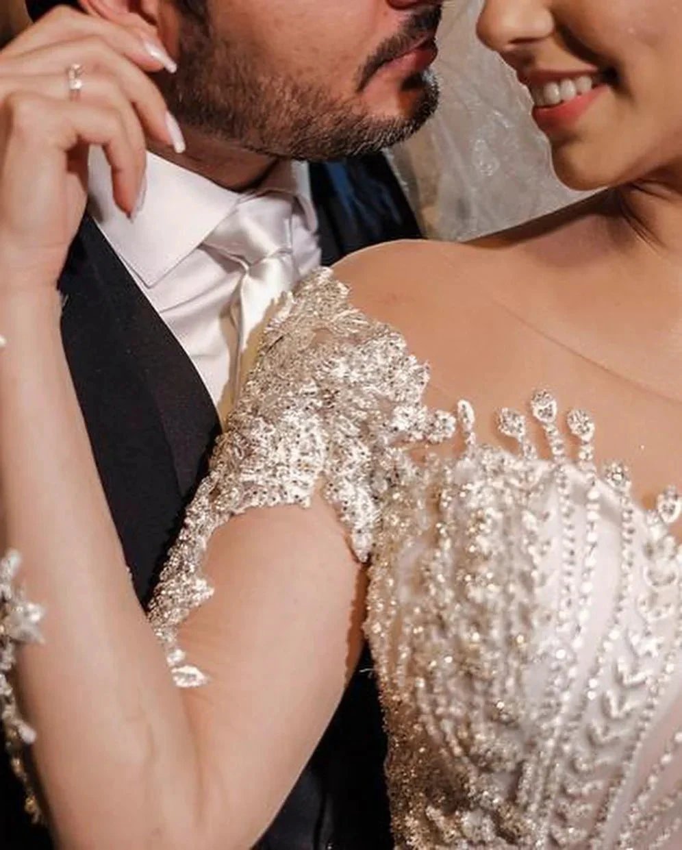 Long Sleeves Mermaid Off-the-shoulder Tulle Wedding Dress with Appliques Lace (ZD15012)