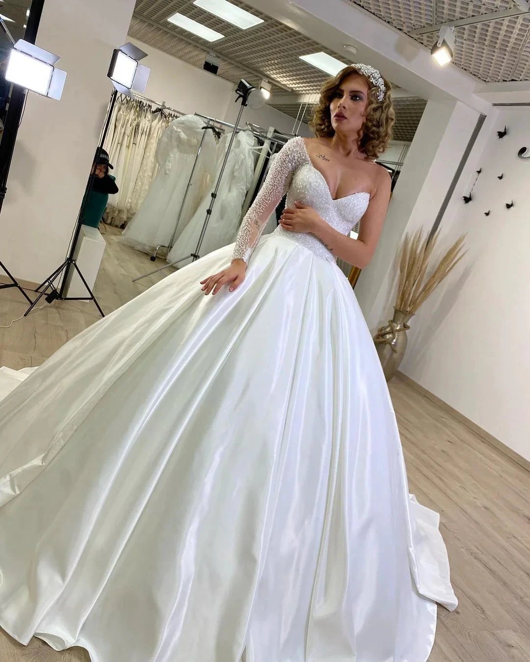 Long Sweetheart Satin Ruffles Ball Gown Wedding Dress with Sleeves (ZD15077)