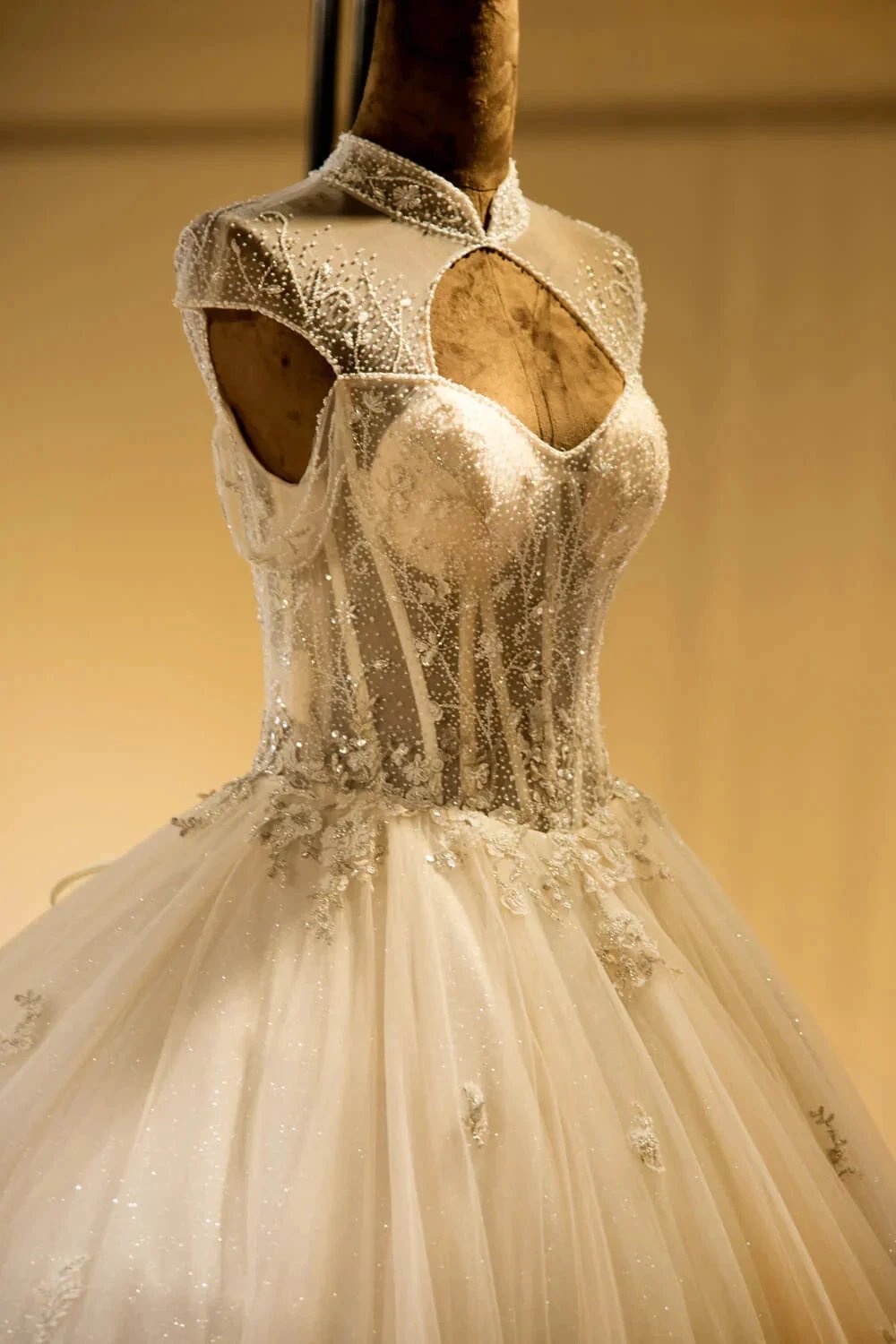 Luxury Illusion Neck Lace-up Tulle Ball Gown Wedding Dress Modest Ivory Sparkle Bridal Gowns (ZD13900)