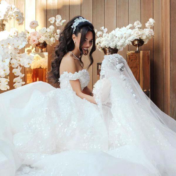 Luxury Long Ball Gown Off The Shoulder Appliques Lace Wedding Dresses (ZD15978)