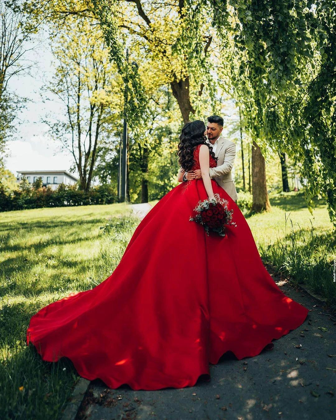 Luxury Long Princess Satin V-neck Wedding Dresses with Lace (ZD15045)