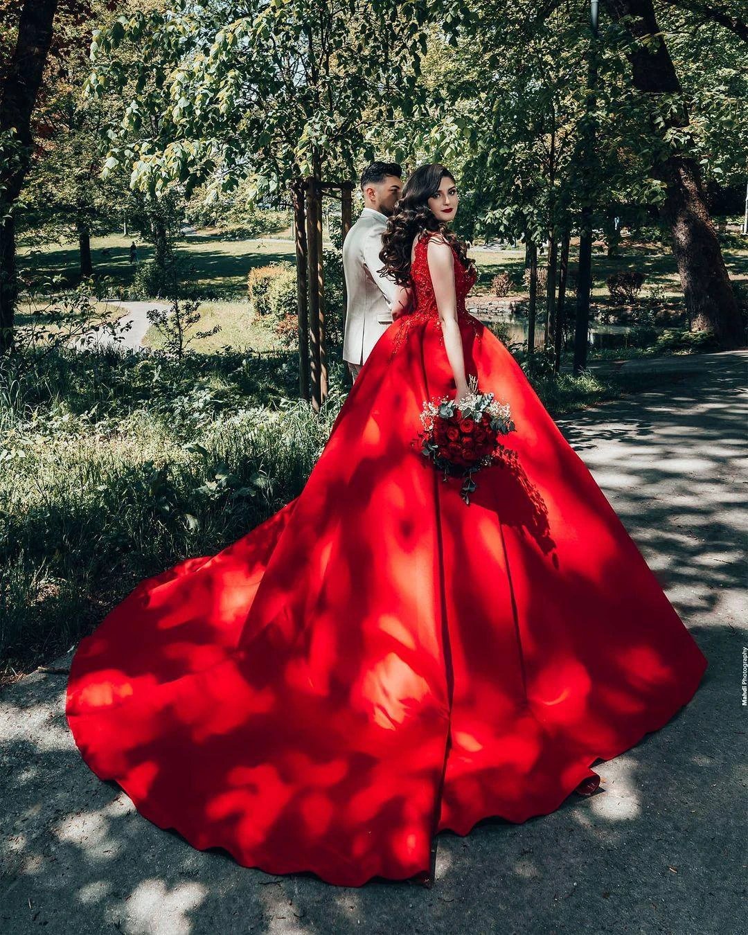Luxury Long Princess Satin V-neck Wedding Dresses with Lace (ZD15045)