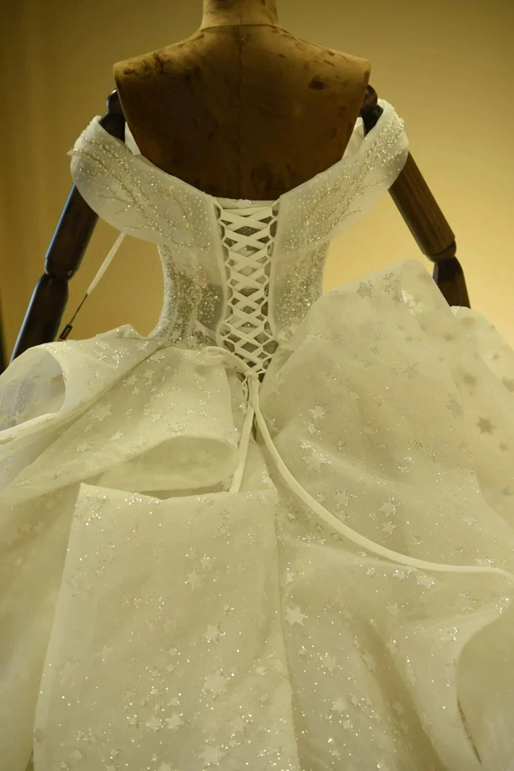 Luxury Sweetheart Lace-up Tulle Ball Gown Wedding Dress with Ruffles (ZD13901)