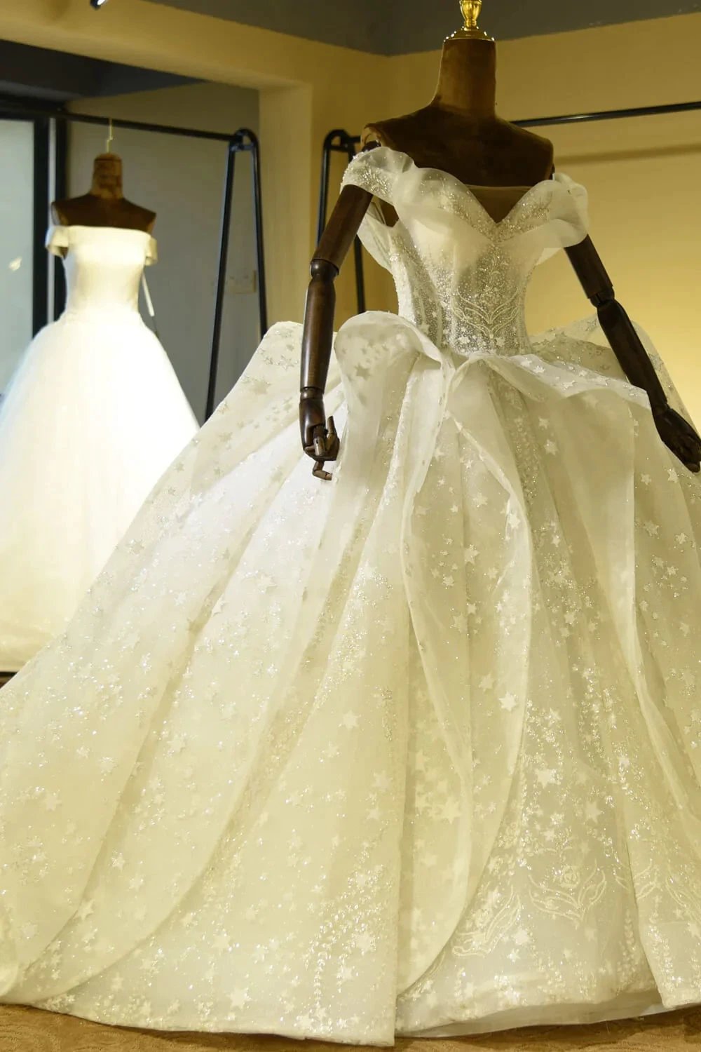 Luxury Sweetheart Lace-up Tulle Ball Gown Wedding Dress with Ruffles (ZD13901)