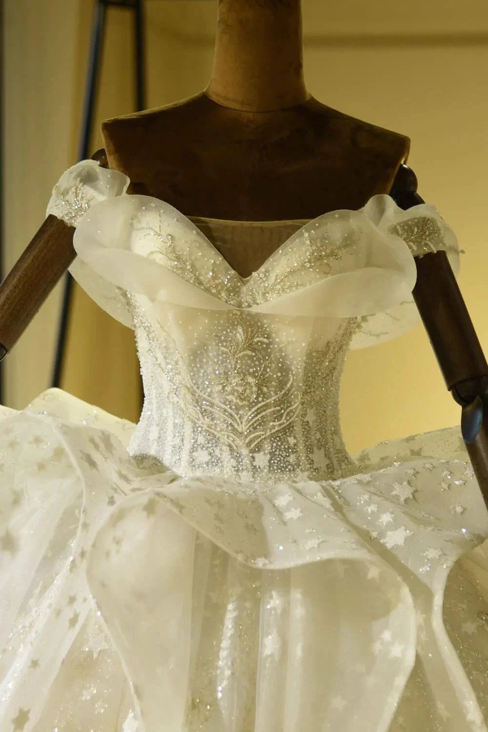 Luxury Sweetheart Lace-up Tulle Ball Gown Wedding Dress with Ruffles (ZD13901) - View 4 | VelvetHem