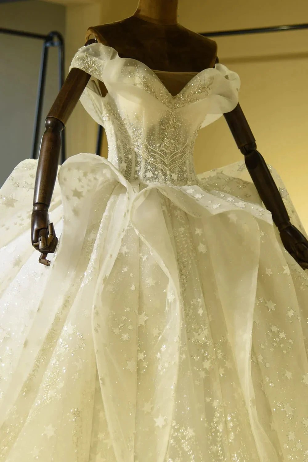 Luxury Sweetheart Lace-up Tulle Ball Gown Wedding Dress with Ruffles (ZD13901)