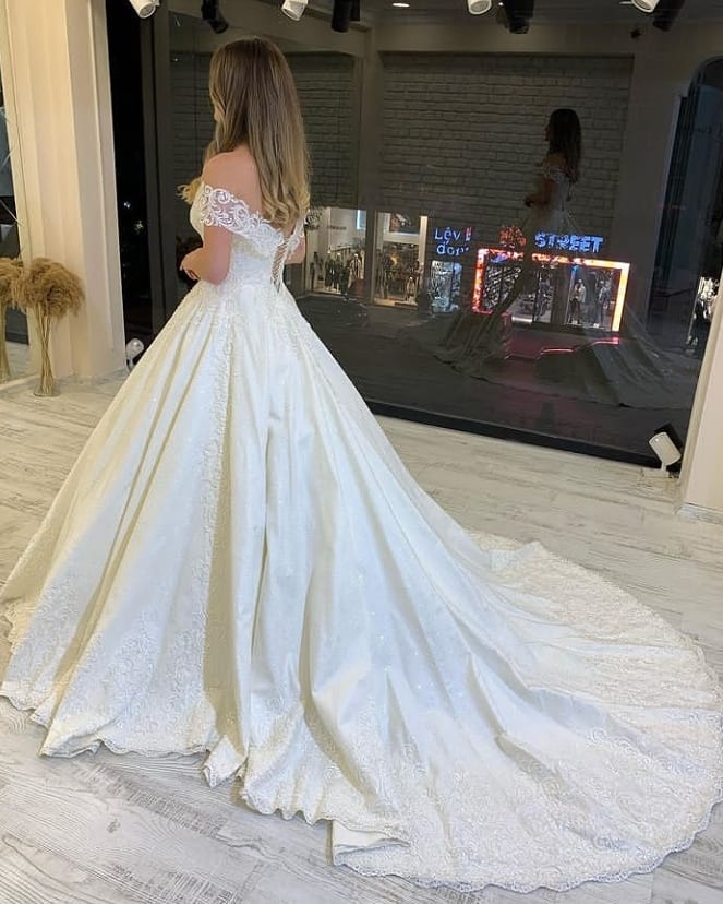 Off-the-Shoulder Ball Gown Wedding Dress Lace Appliques Bridal Gown (ZD17523)