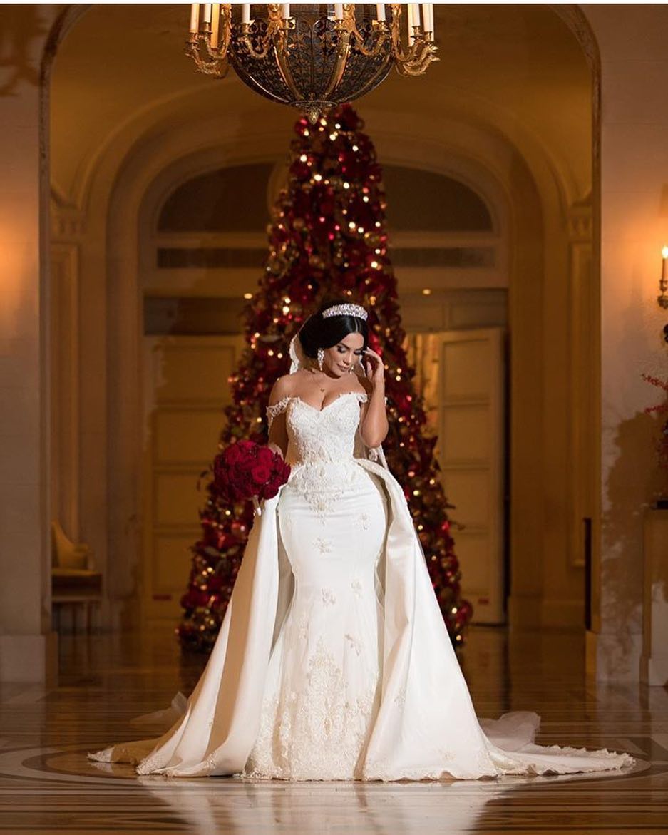 Off-the-Shoulder Mermaid Wedding Dress Overskirt Lace Bridal Gown (ZD17525)