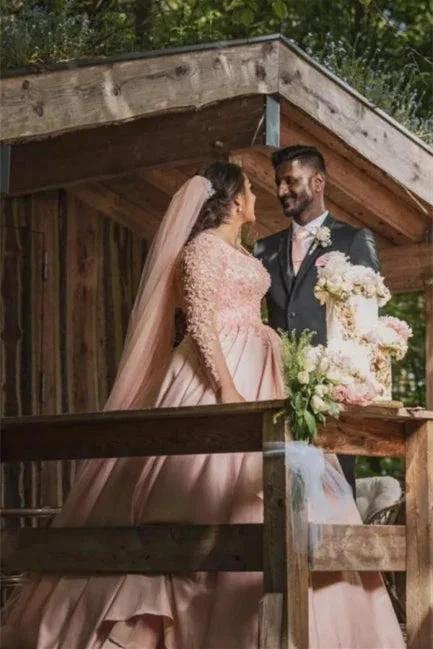 Plus Size Wedding Dress Floral Tulle A-line Bridal Gown with Long Sleeves (ZD14631)