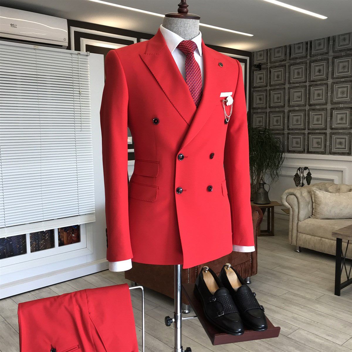 Red Peaked Lapel Double Breasted Bespoke Slim-Fit Men's Prom Suits