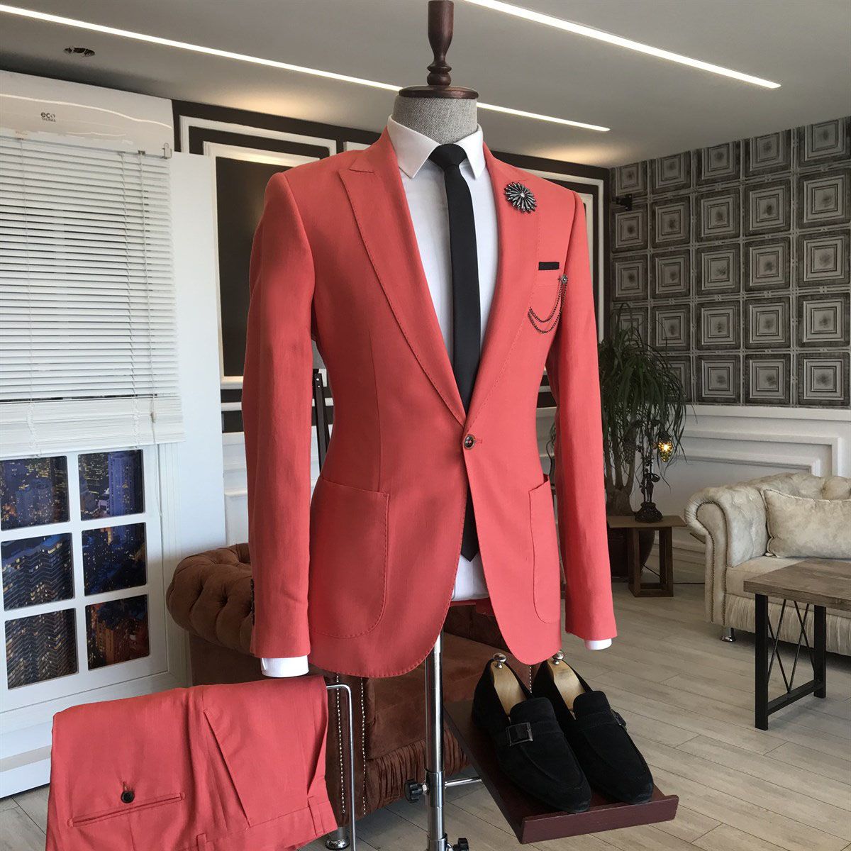 Red Peaked Lapel Slim-Fit 2 Flaps Men's Prom Suits