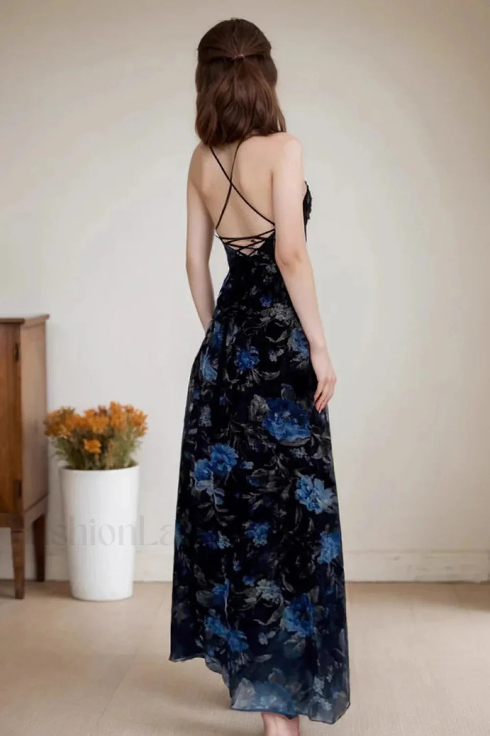 Minimalist Retro Floral Strappy Dress for Modern Fashion Wear