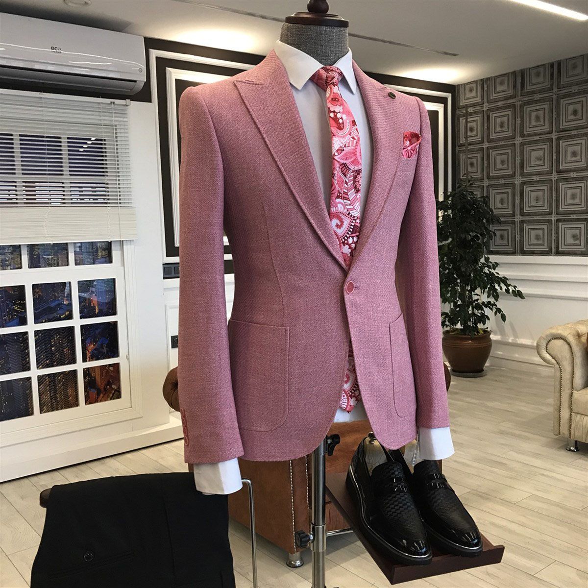 Rock Pink Peaked Lapel One Button Slim-Fit Men's Prom Suits