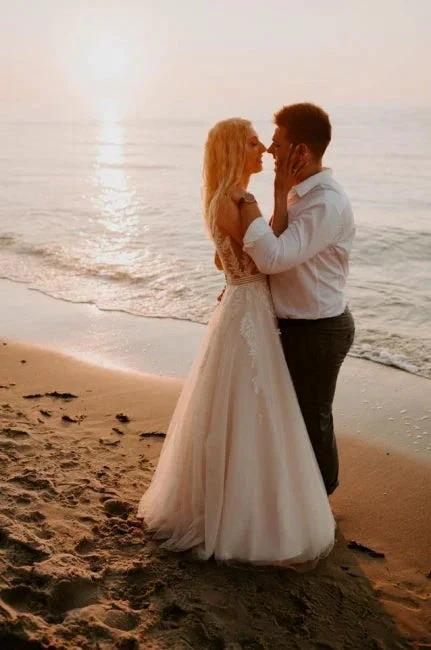 Simple A-line Backless Wedding Dresses with Lace (ZD13790)