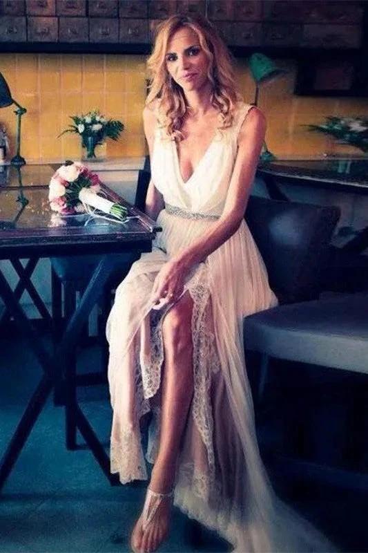 Sleeveless V-Neck Sweep Train Chiffon Beading Wedding Dress (ZD13868)